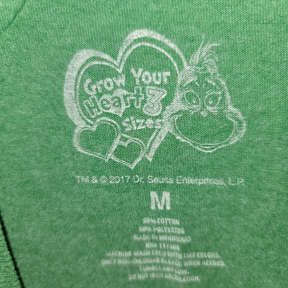 💚Grinch Medium Holiday TShirt 💚 - Picture 4 of 4